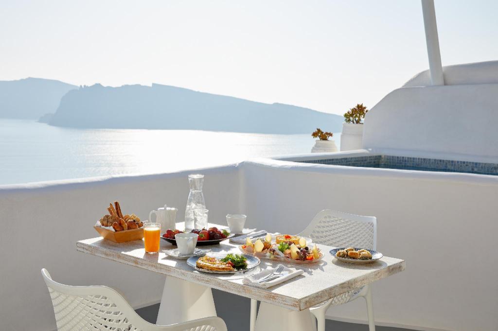 Santorini’s Dreamy Stays: 5 Insta-Worthy Hotels in Oia
